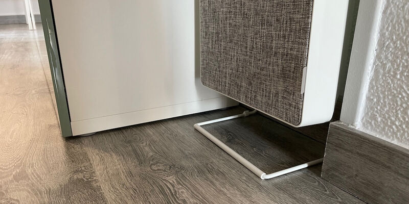 Der Förnuftig Luftreiniger von IKEA steht auf Füßen auf dem Boden